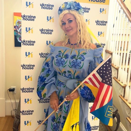 У сукні-вишиванці з волошками і колосками пшениці: Катерина Бужинська ...