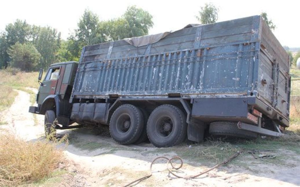 Правоохранители задержали два "КамАЗа", в которых под слоем зерна были замаскированы емкости для краденой нефти / © УМВД в Черниговской области