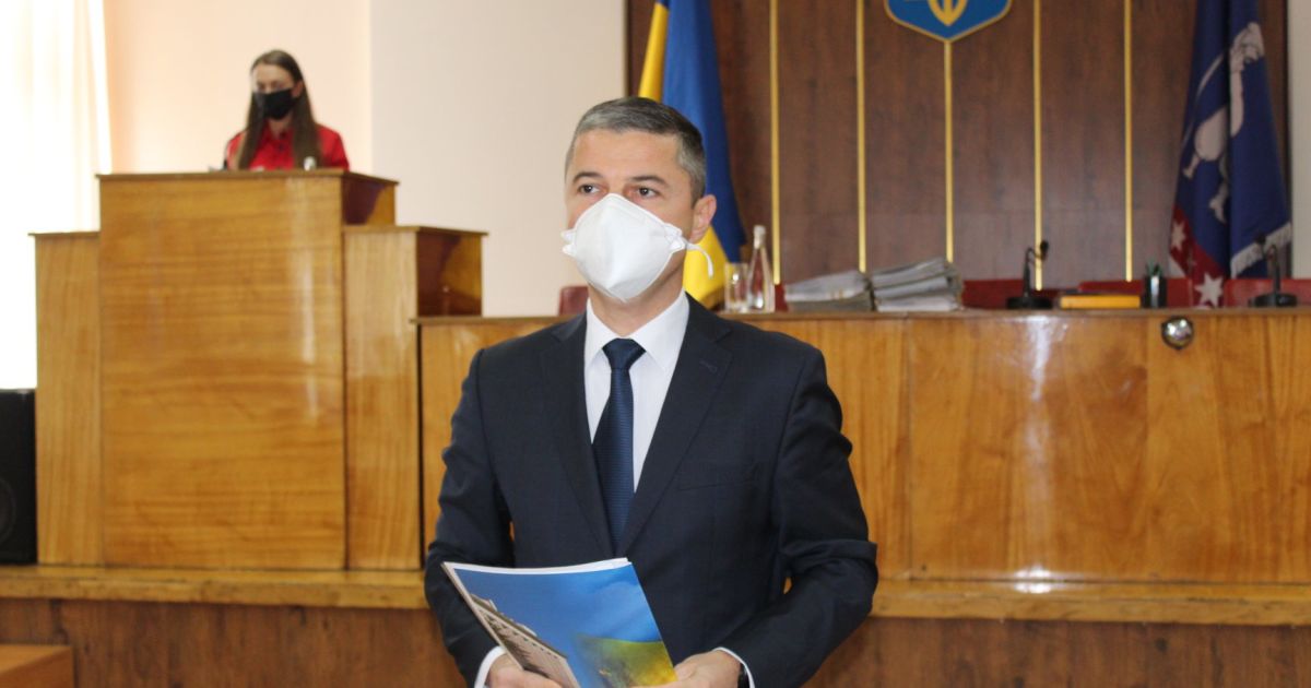 Мэр Умани попал в больницу с двусторонней пневмонией, а перед этим контактировал с избирателями: видео