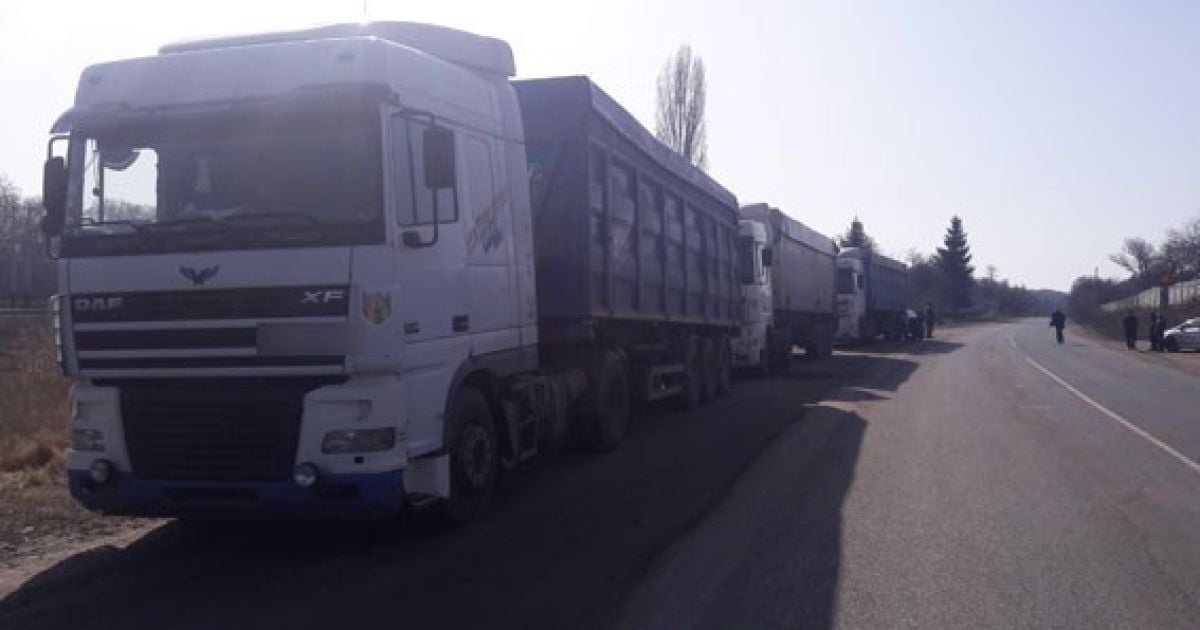 Крестьяне в Одесской области угрожают жечь фуры с львовским мусором