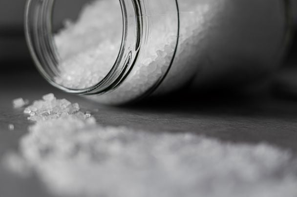 Как быстро разморозить мясо с помощью соли / © Pexels