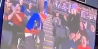 В США фанат безжалостно поиздевался над своей девушкой во время хоккейного матча