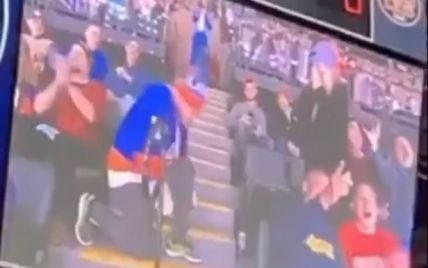В США фанат безжалостно поиздевался над своей девушкой во время хоккейного матча