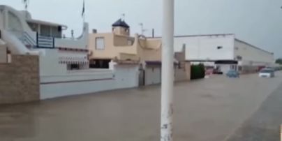 Испанию накрыло сильное наводнение: по улицам плыли машины