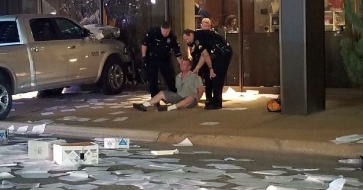 В США водитель пикапа протаранил здание телеканала Fox News