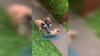 У Львові мобілізували чоловіка, який застряг ногою у паркані