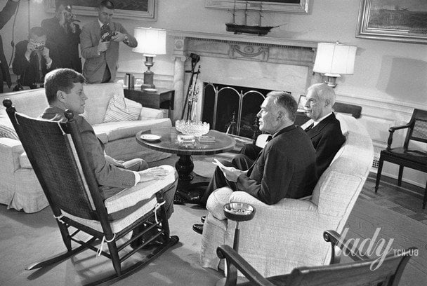 Президент Джон Кеннеді розмовляє з колишнім державним секретарем Крістіаном Гертером і колишнім заступником державного секретаря Вільямом Клейтоном / © Associated Press