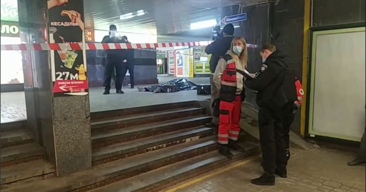 В Киеве на Майдане Независимости неизвестный насмерть зарезал мужчину