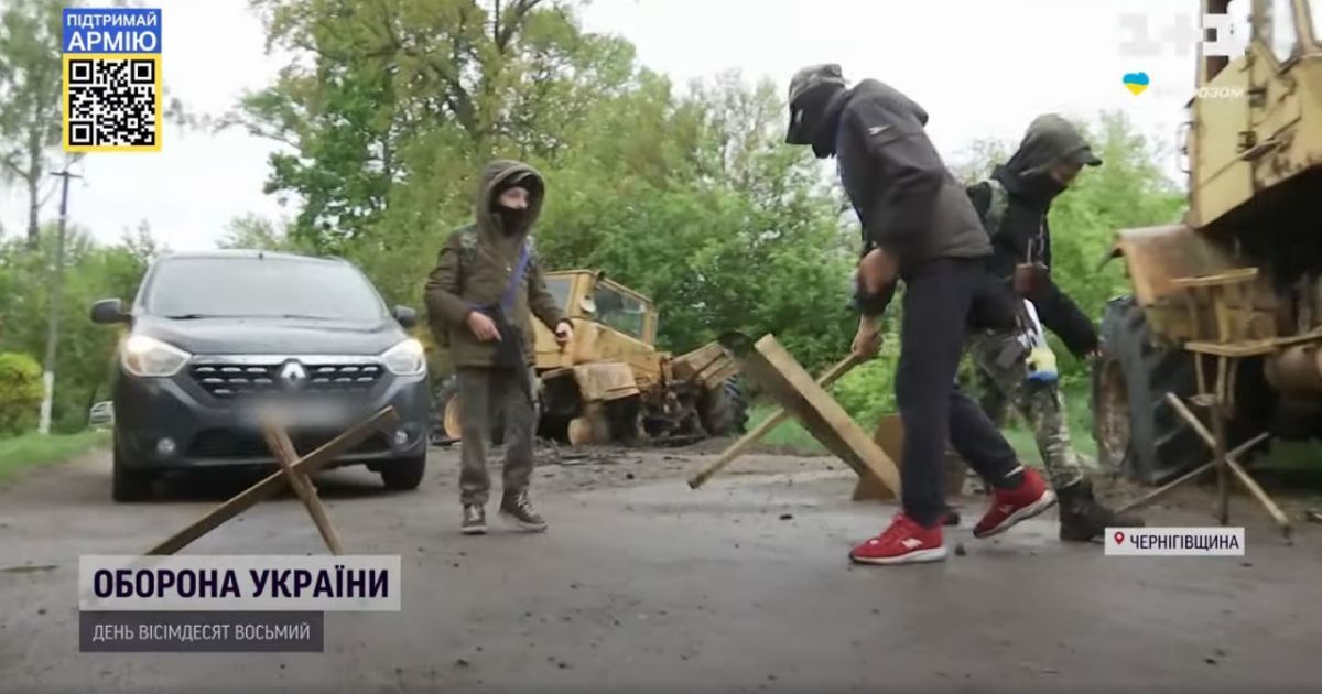 На Черниговщине мальчишки после месяца в оккупации смастерили настоящий блокпост, чтобы "защищать родную Украину"