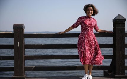 Маричка Падалко в красном платье в белую крапинку погуляла по улицам Днепра