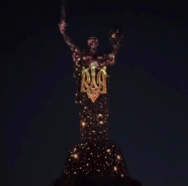 Родину-Мать в Киеве подсветили ко Дню Независимости Украины / © соцмережі