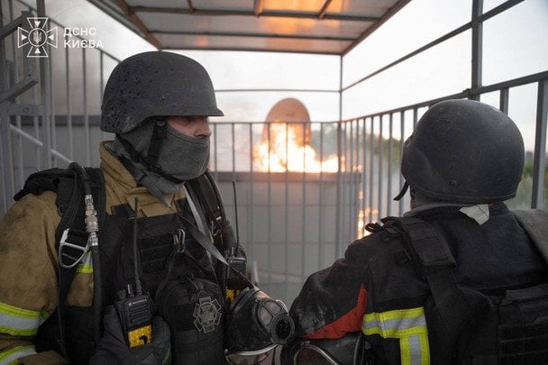 Росія атакувала КВЦ «Парковий» у Києві / © ДСНС України