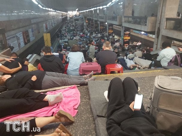 Переполненная станция метро «Позняки» во время российской атаки