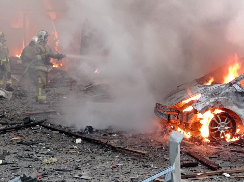Через ракетний удар по Рівному вогнем знищено п'ять автомобілів. / © 