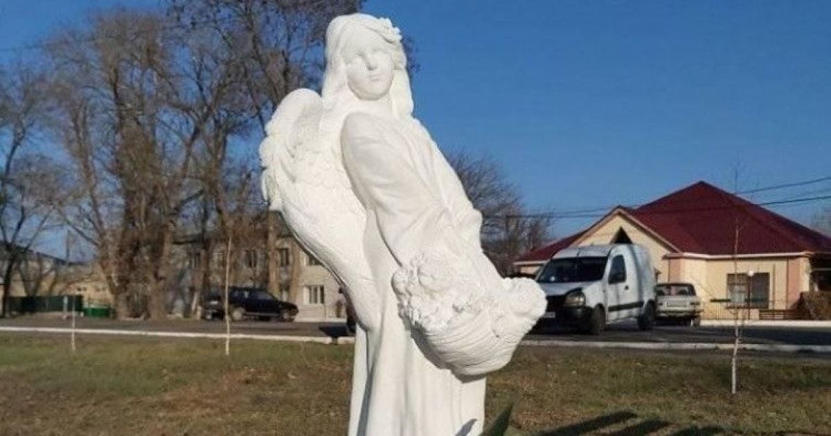 В Одеській області встановили пам'ятник жорстоко вбитій 11-річній Дарині Лук'яненко