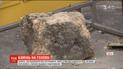 Перехожий дивом вижив, коли на нього звалився камінь з аварійного будинку