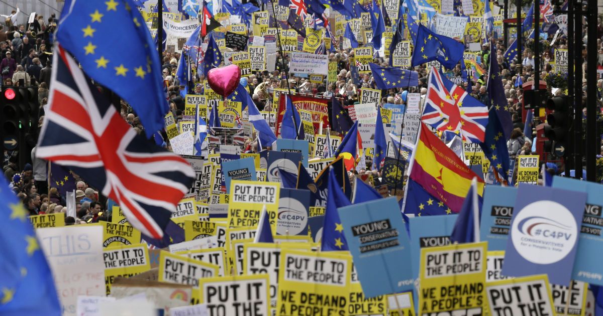 Сотни тысяч британцев на улицах Лондона требуют пересмотреть решение о Brexit