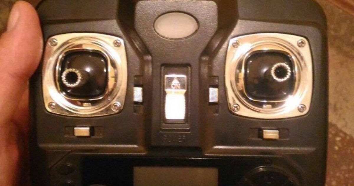 Над військовою частиною у Херсоні група чоловіків намагалася запустити квадрокоптер _2 / © СБУ