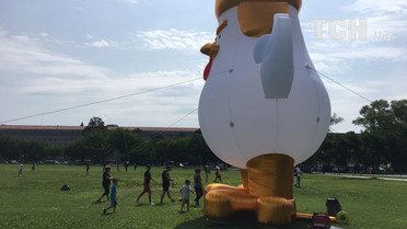 Курчатко Дон біля Білого Дому_6 / © facebook.com/ChickenDonnyBoy