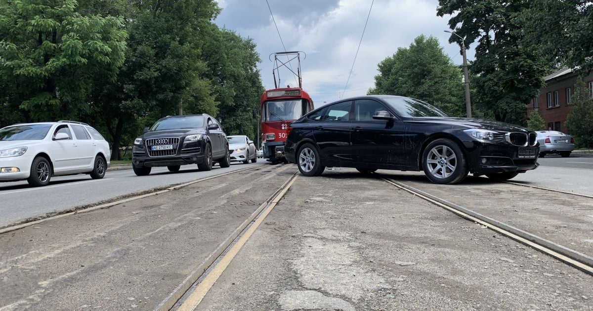 Приземлився на лобове скло: у Дніпрі водій BMW збив пішохода