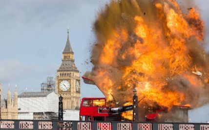В Лондоне мощный взрыв разрушил двухэтажный автобус (Видео)