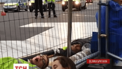Активисты устроили лежачий протест на взлетной полосе лондонского аэропорта