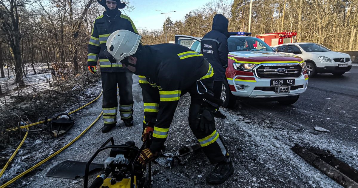 Рятувальники рятувальники деблокували потерпілу із понівеченого авто_9 / © ГУ ДСНС у Києві