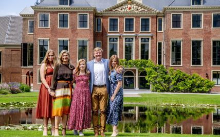 Какие все яркие: королева Максима с дочками-принцессами и супругом предстали в новом летнем фотосете
