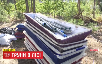 Под Киевом в лесу обнаружили 12 выкопанных могил и 12 пустых гробов