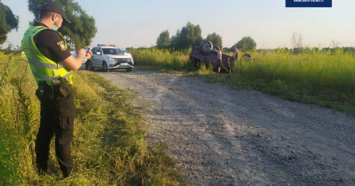Содержание алкоголя в 12 раз превышало норму: под Киевом водитель перевернулся на Opel