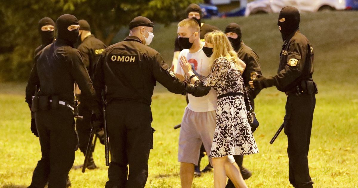 ОМОН жестко подавил митинг, людей массово везли в участки: как прошла в Беларуси третья ночь протестов
