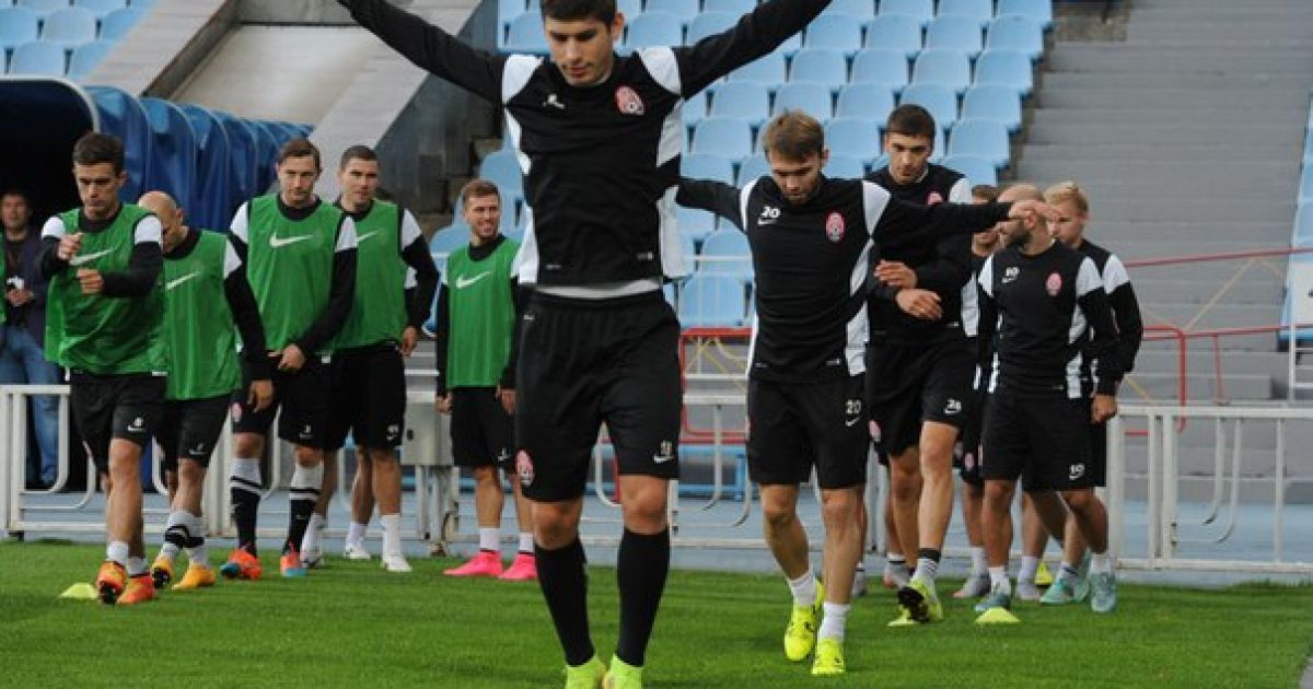 Игроки "Зари" во время предматчевой тренировки