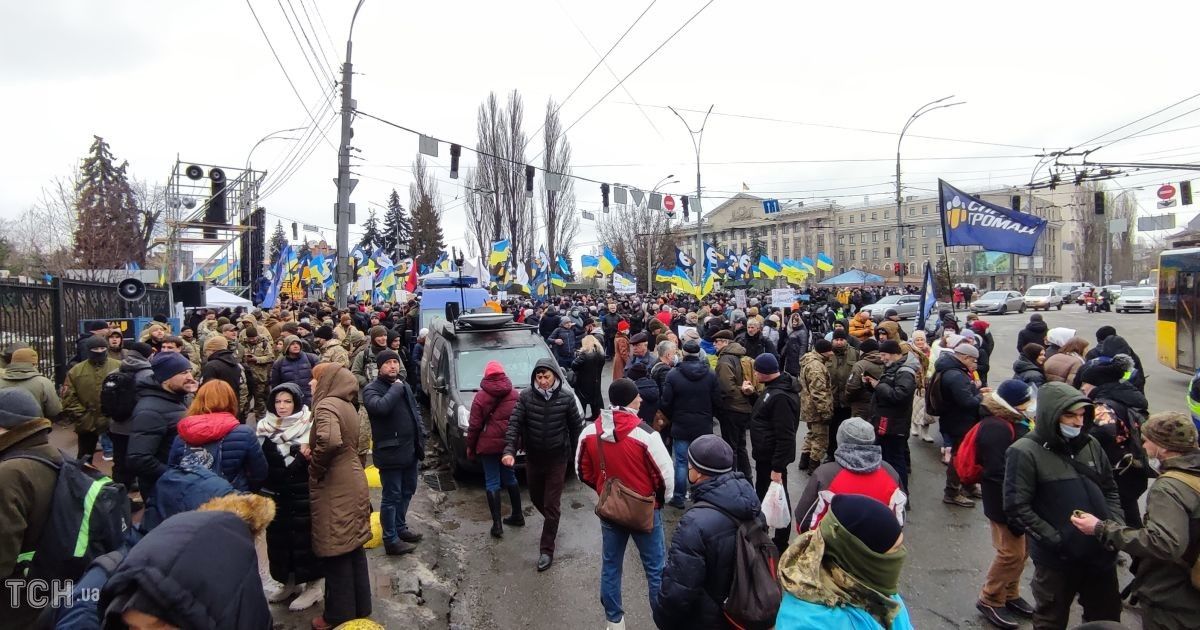 В центре Киева сторонники Порошенко, приехавшие на рассмотрение его апелляции, спровоцировали значительные пробки
