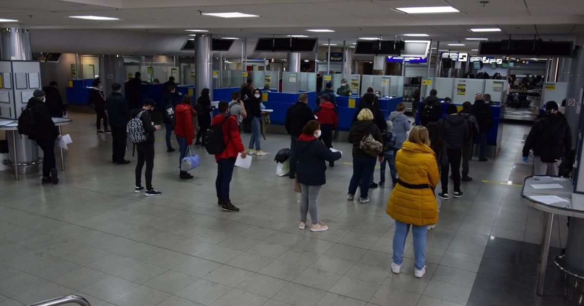 У МЗС закликали тих, хто нині перебуває в інших країнах, там і залишатися