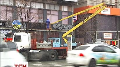 На Доме профсоюзов в Киеве демонтировали новую вывеску кафе