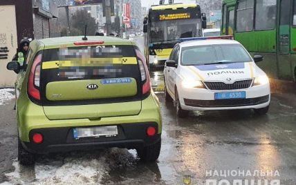 Некероване авто виїхало на зустрічну, а потім на тротуар: у Львові раптово помер водій за кермом (фото)