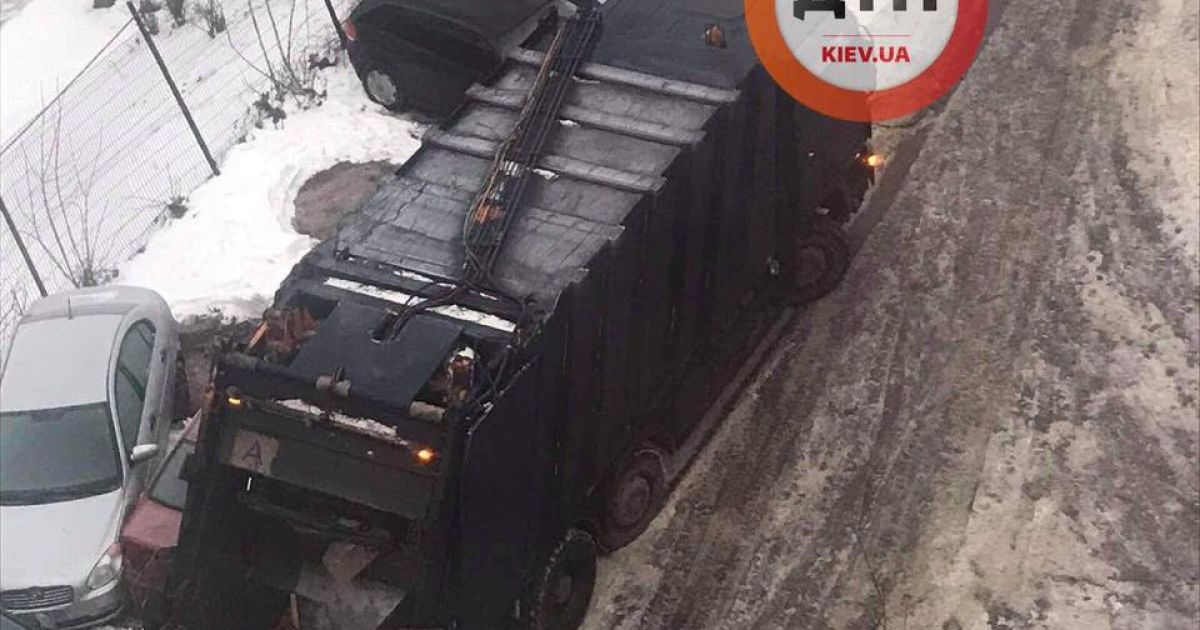 В Киеве мусоровоз разбил сразу 9 автомобилей