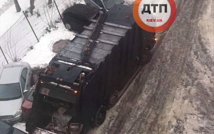 В Киеве мусоровоз разбил сразу 9 автомобилей