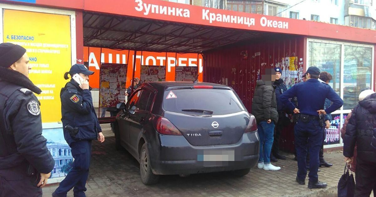 В Одессе иномарка влетела в остановку с людьми