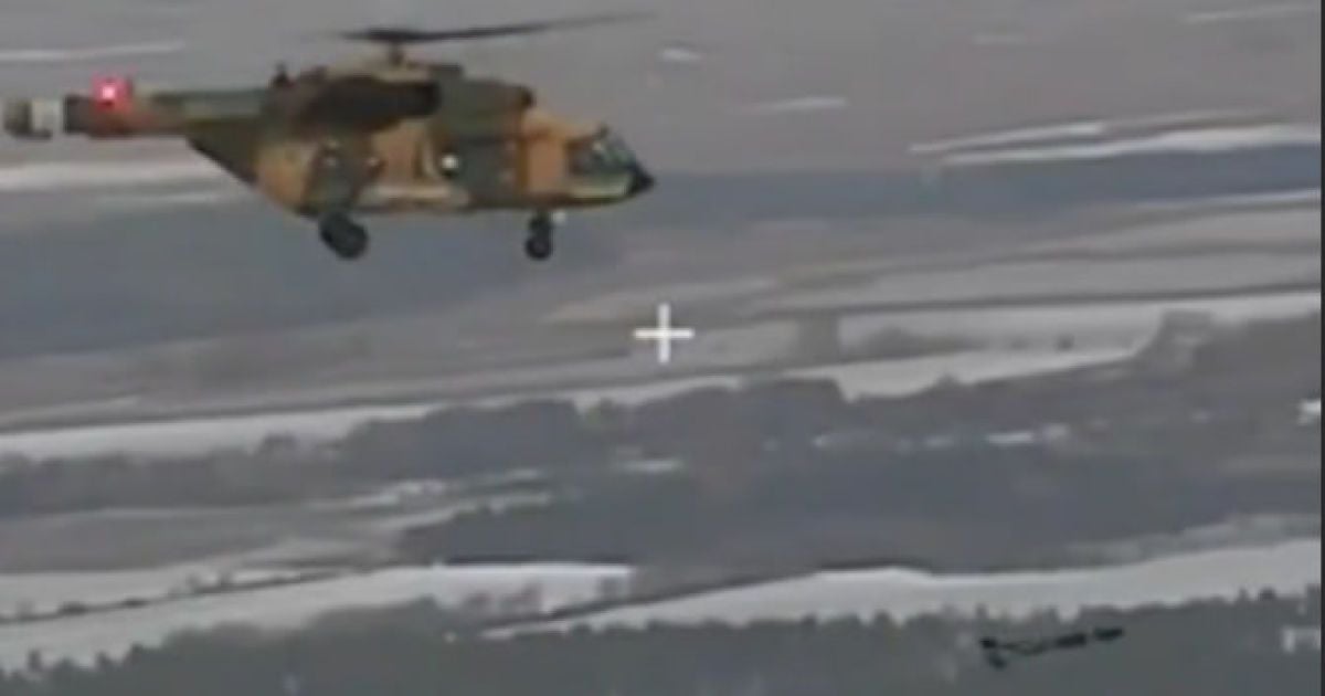 Гелікоптер Мі-17 летить паралельним курсом, вицілюючи та збиваючи вогнем з борту ударний БпЛА Shahed