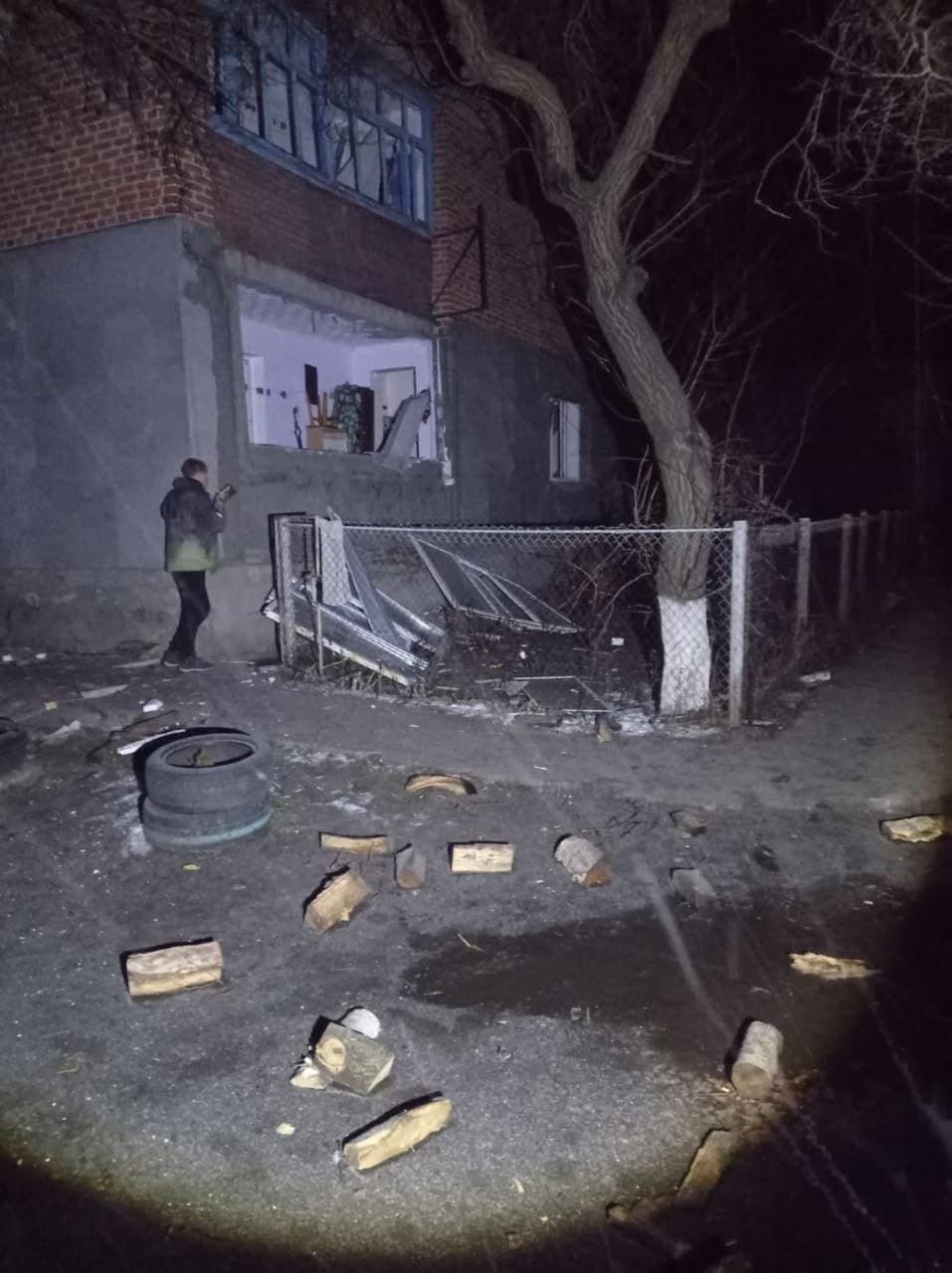 На Харківщині окупанти обстріляли житловий будинок / © ДСНС України у Telegram