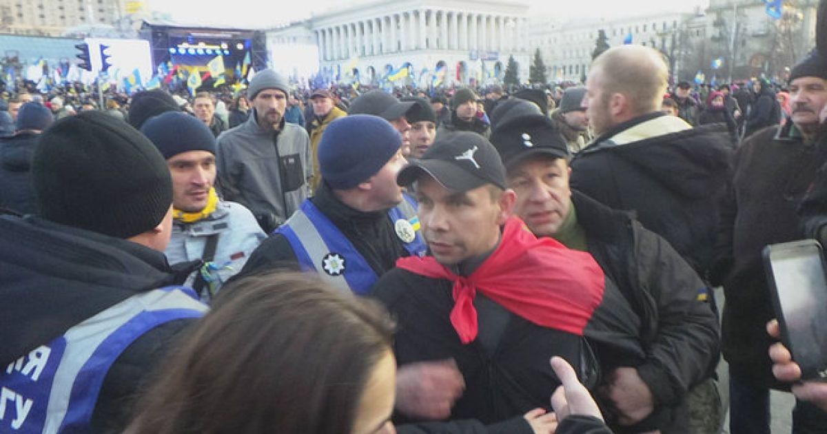 Во время выступления на Майдане в Порошенко кинули яйцами