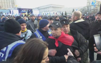 Во время выступления на Майдане в Порошенко кинули яйцами
