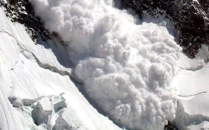В Швейцарии из-под лавины извлекли четырех лыжников: продолжаются поиски живых