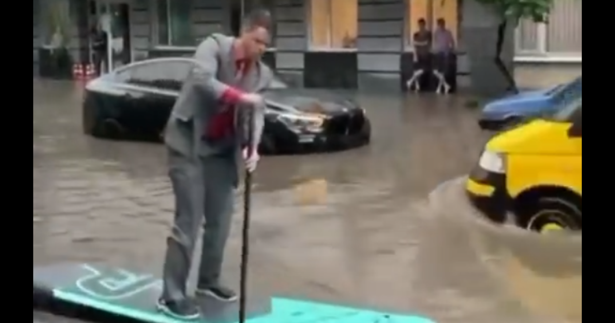 "Коли море приїжджає до тебе": як кияни раділи зливі (відео)