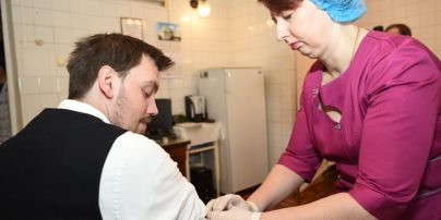 Гончарук зробив щеплення і оголосив про кампанію в Україні щодо вакцинації