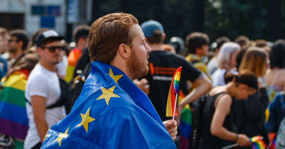 В Европарламенте раздали участникам ЧМ в России разноцветные шнурки в поддержку ЛГБТ