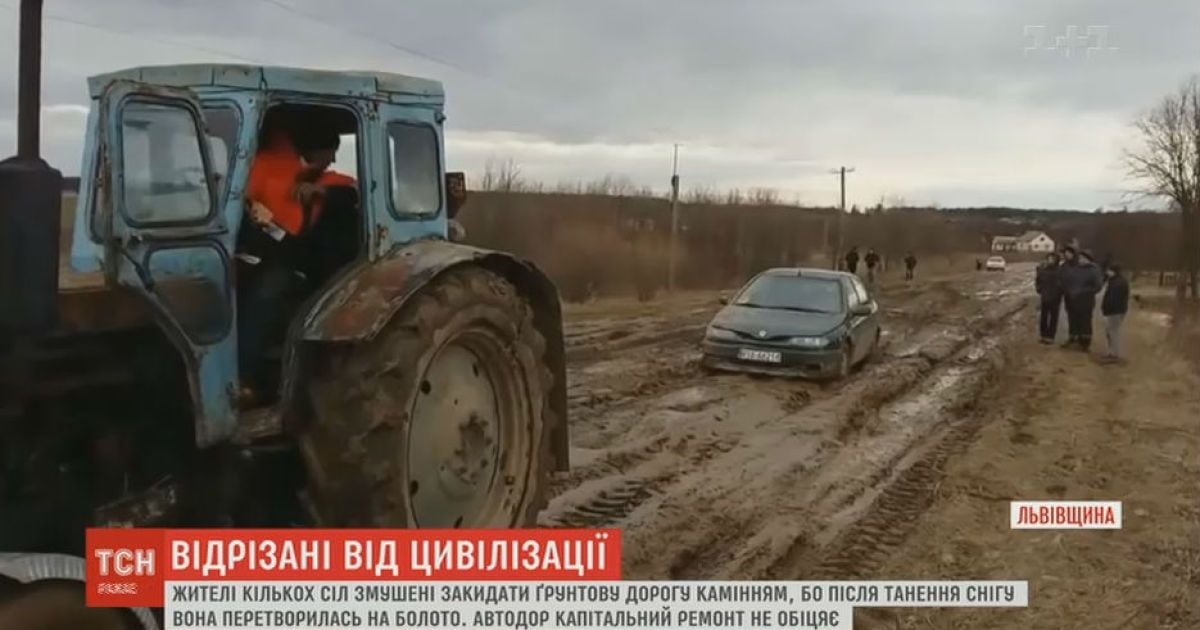 Во Львовской области несколько сел оказались отрезаны от мира из-за полностью размытой дороги