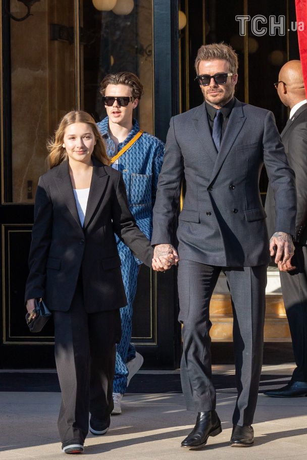 Муж, дети и скандальная невестка Виктории Бекхэм посетили ее модное шоу ...