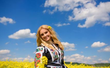 День вышиванки: Ирина Федишин очаровала образом в роскошной белой сорочке с красной вышивкой